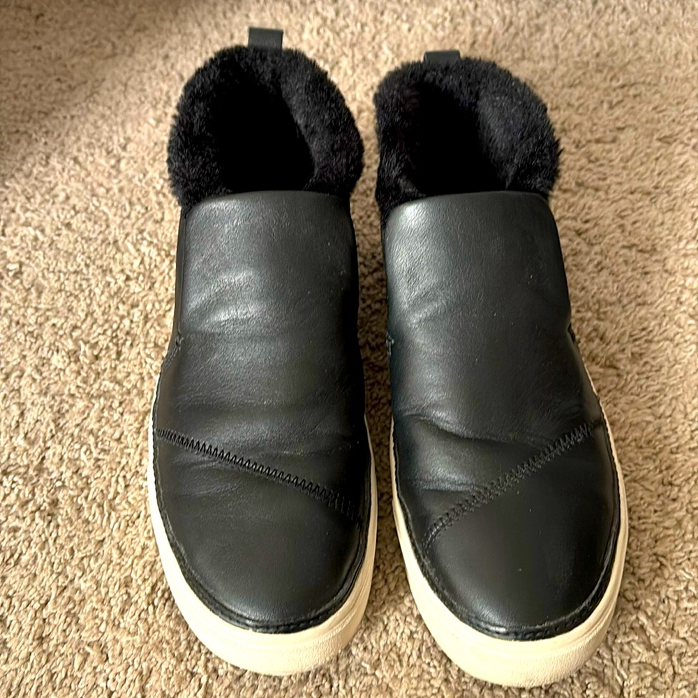 Black Leather Toms Slip-on sneakers size 8.5